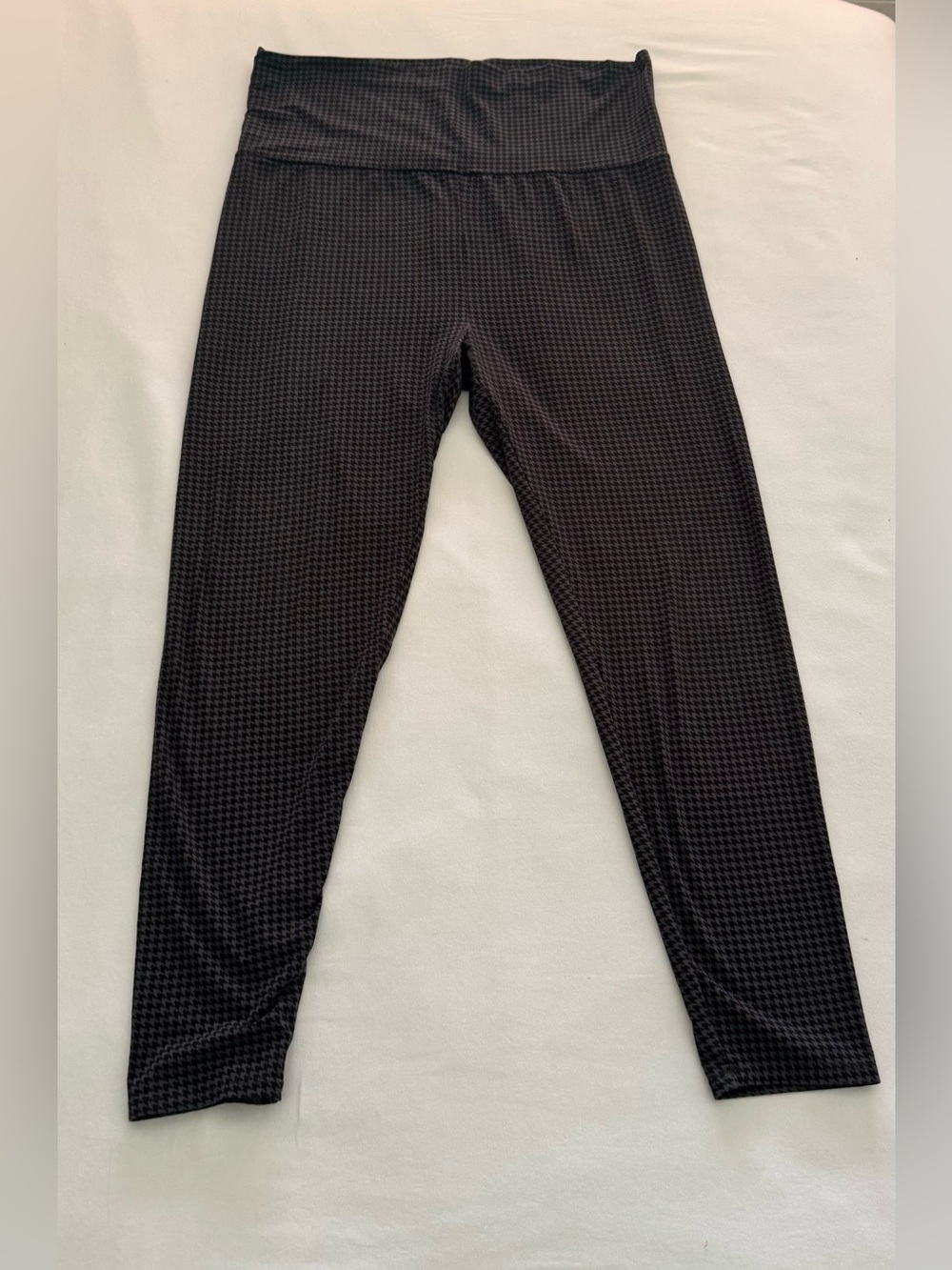 Hatch maternity leggings size large. EUC.  Gray with purple/gray checks.